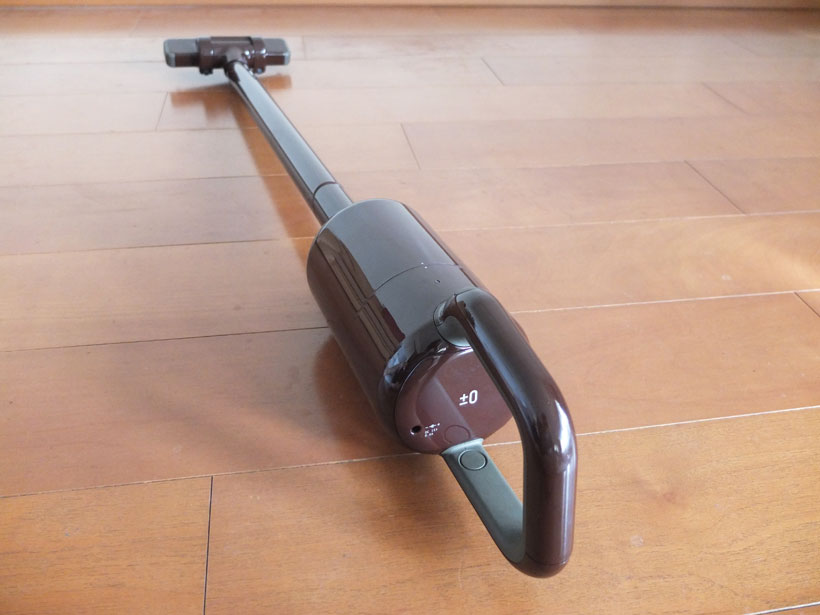 「デザイン先行」と侮るなかれ! 2万円台のスティック掃除機はグリップとバッテリーが地味にスゴい!!