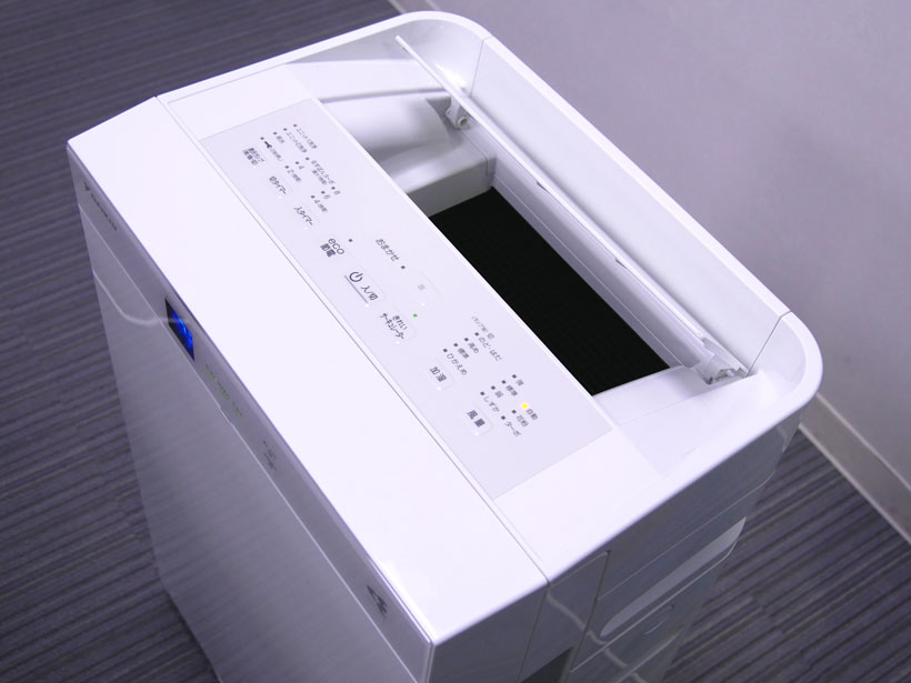 ↑ボタンが上にあるので操作しやすいですね。上からみても四角いデザインです