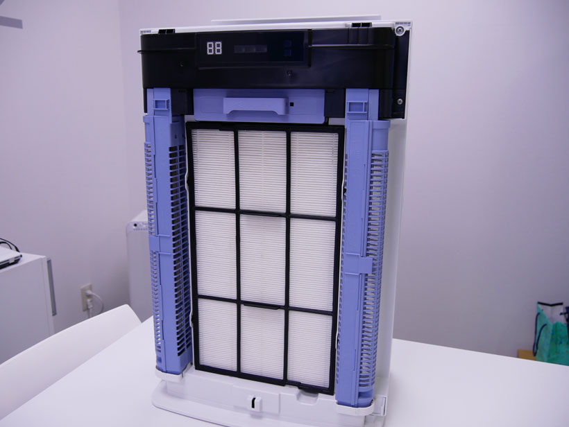 ↑両側にある水色の部分がホコリや花粉をプラスに帯電するプラズマイオン化部