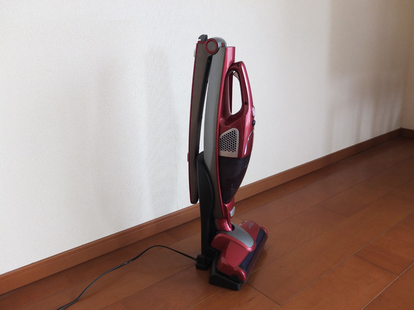 ↑収納時の本体の高さが気になるときには、取っ手部分を畳んで収納することも可能。取っ手の付け根にあるボタンを押すと、簡単に折り畳めます