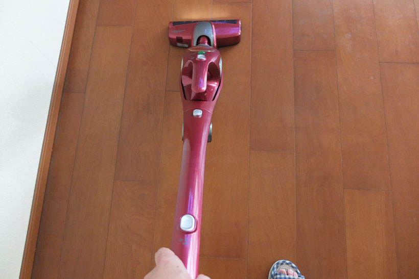 ↑自走式ヘッドのブラシの回転で掃除機が勝手に前に進む感覚。掃除機の前進に身を任せる感覚で掃除すると、しっかりと集じんできました。ちなみに、うしろに引き戻すときに余計に力が必要ということはありません