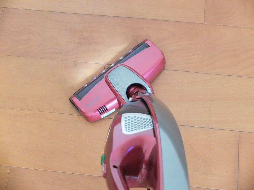 ↑取っ手を軽くひねるだけで、スムーズに方向転換できます。ですが、細かい動きが苦手なため、椅子の脚回りをサッと掃除するといった使い方はやや不向き