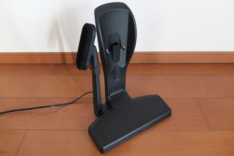 ↑DVS-1601の充電台。真ん中のフックに掃除機背面のポケットを引っ掛けて設置します。充電台の左側には付属のすきまノズルやエチケットブラシが収納できるようになっています