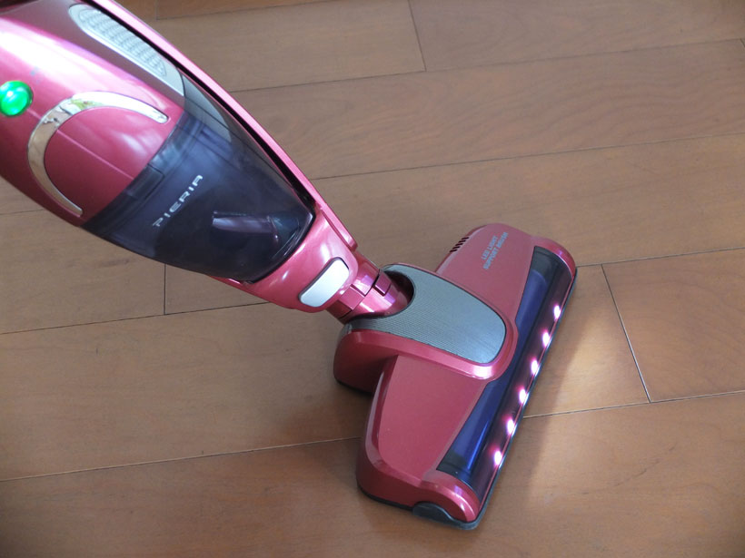 ↑ヘッド全面にLEDランプを6個搭載。暗くてホコリの有無が判別しにくい場所の掃除に大いに役に立ちます。なお、LEDランプの消灯スイッチはなく、走行中は常に点灯しています