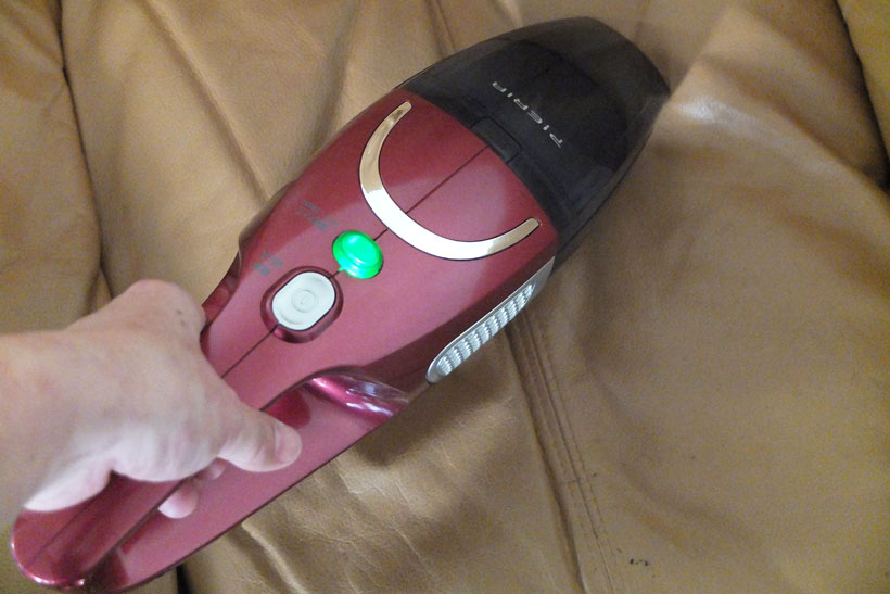 ↑掃除機から集じんユニットを外してハンディ機として使用できるのが便利。ボタンひとつで簡単に外れるので、掃除中にサッと取り出してソファやテーブルなどの掃除に使えます。なおハンディで使う際は、運転モードは強モードのみになります