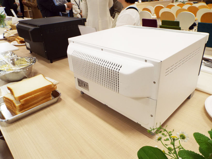 ↑通常、背面は板金がむき出しですが、本機は背面もしっかり塗装しています