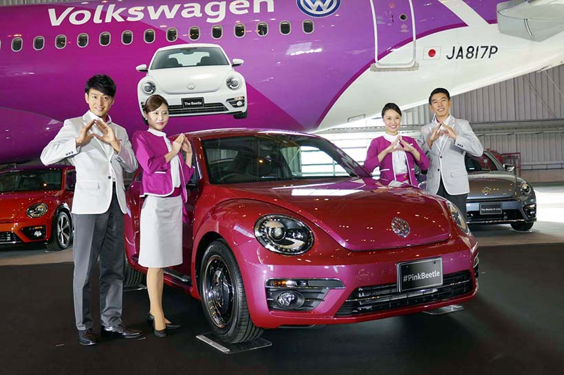 発表された「#PinkBeetle」の限定車とピーチの客室乗務員。手はピーチの形を象っている