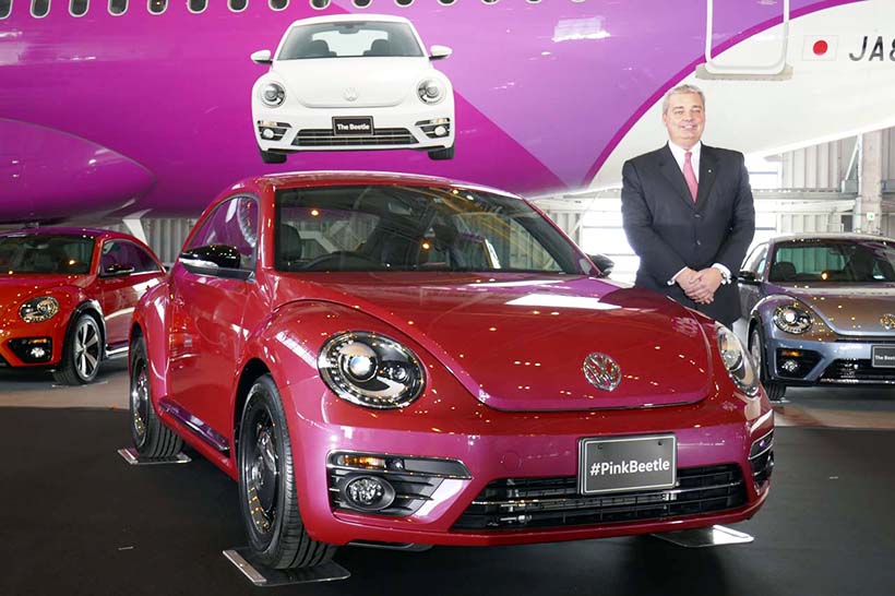 飛行機内でクルマを販売!? しかもピンクのビートル!? VWとLCCのピーチが新しすぎるコラボを展開