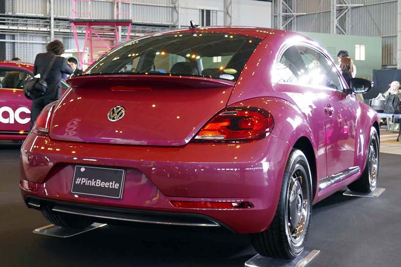 ↑「#PinkBeetle」のリアビュー。ピンクとブラックの2トーン塗装のリアスポイラーを装着