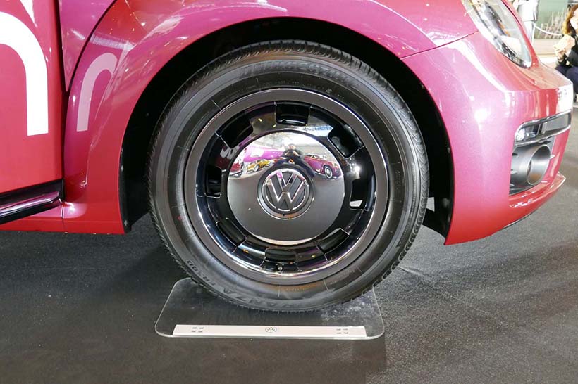 ↑タイヤは215/55 R17で、ブラック塗装とメッキ仕上げカバーの専用アルミホイールを組み合わせる