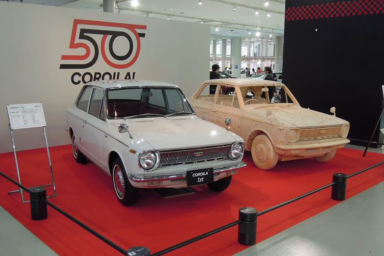 トヨタ「カローラ」が50年も愛されるワケ――時代に即した“プラスα”で進化を続ける“マイカー史”の生き字引
