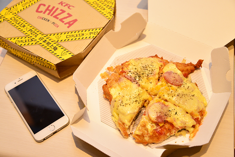 ↑iPhone 6s(縦幅は約14cm)と比べるとなかなかの大きさ