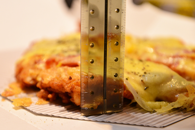 ↑ムネ肉を薄く開いて大きい一枚肉にしているのかと思いきや、厚さは約2cmと食べごたえも抜群!