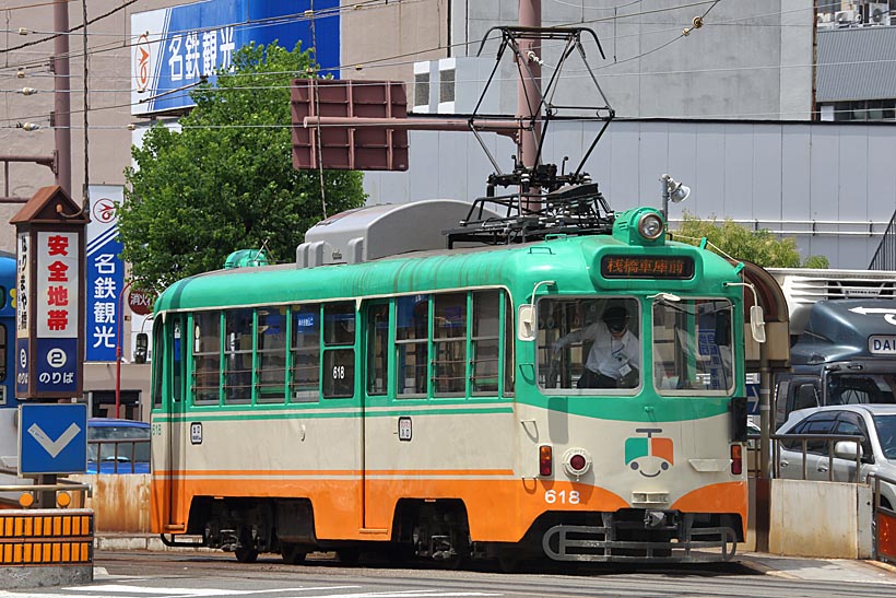 ↑はりまや橋電停に停車する600形。はりまや橋は、とさでん交通の路線が走る重要な電停だ