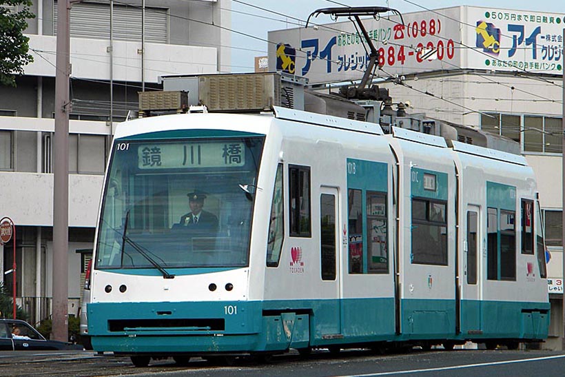 ↑現在は1車両のみの超低床電車の100形。とさでん交通の電車では希少な存在となっている