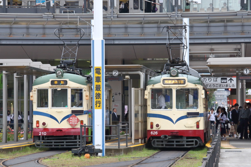 ↑高知駅前電停の朝の風景。市内の学校へ通学する学生たちで賑わう