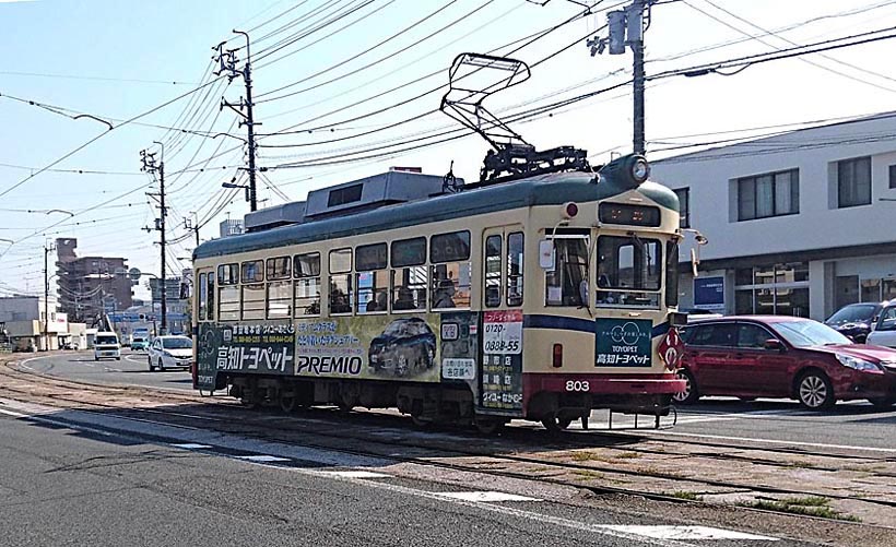 ↑高知市内の併用軌道区間を走る800形。山口県下関市を走った元山陽電気軌道の車両だ
