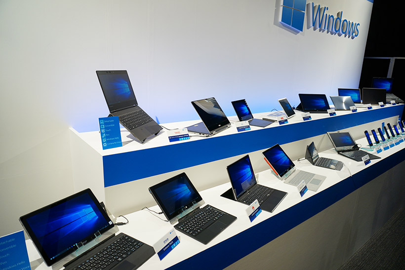 ↑各PCメーカーがラインナップするWindows 10搭載の主力モデルも展示