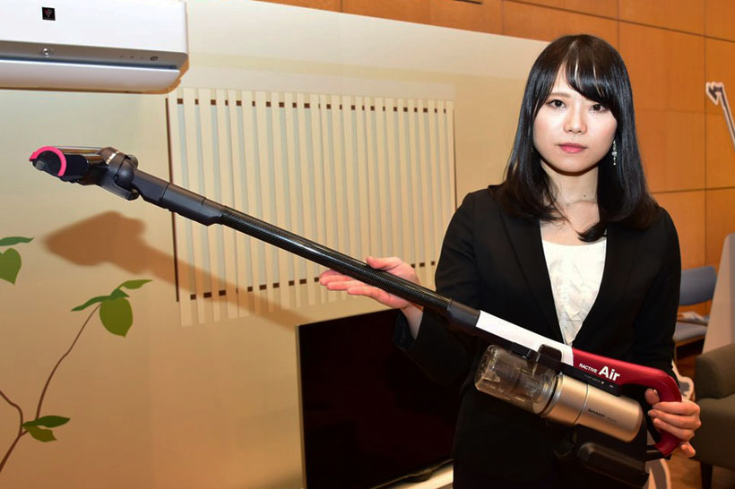 ↑女性でも負担なく持てる重さ。とにかく軽くて操作しやすい掃除機がほしい人にオススメです