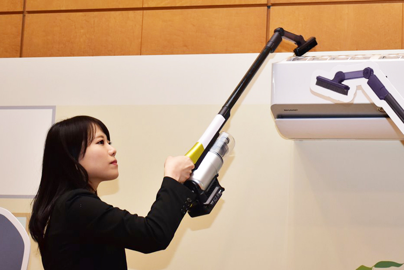 1.5kgの激軽ボディが掃除機業界を変える! シャープ「RACTIVE Air」は高所に強い逸品