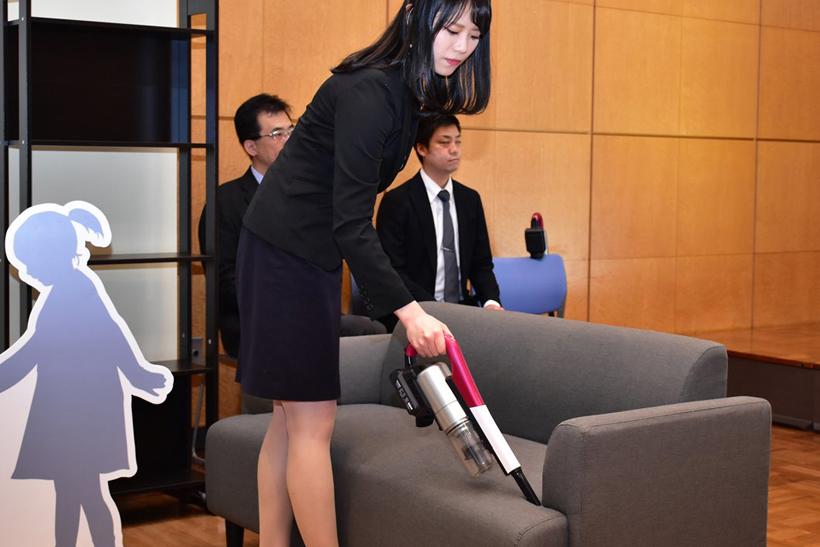 ↑すき間ノズルの使用シーン。ソファの隅のゴミがしっかり取れます