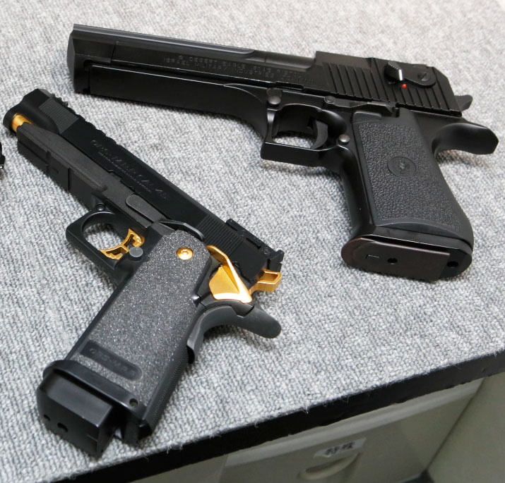 ↑左がハイキャパ5.1ゴールドマッチ(1万2790円)、右がデザートイーグル(12,790円)