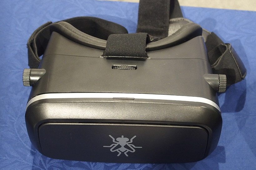 ↑モバイルVRビュワー。4.5~6インチのディスプレイを搭載したスマートフォンで使用できるVRゴーグルです