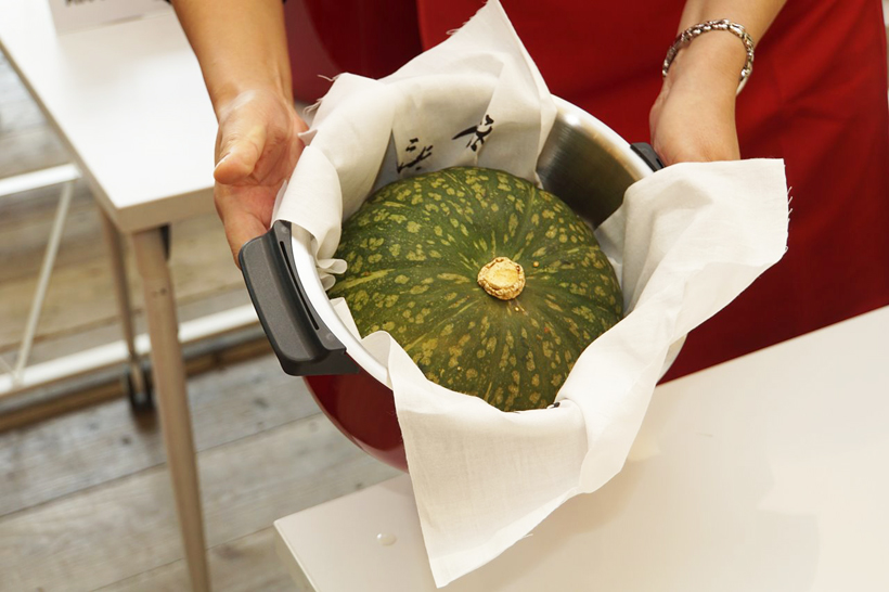 ↑何と、カボチャを丸ごと調理することも!