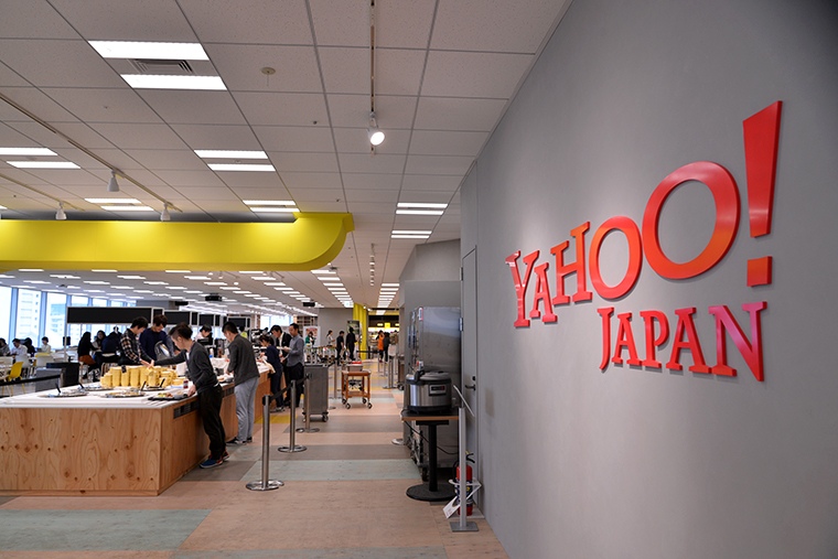 ↑Yahoo! JAPANのオフィス内にある社員食堂。うらやましいほど充実した設備とフードがそろっています