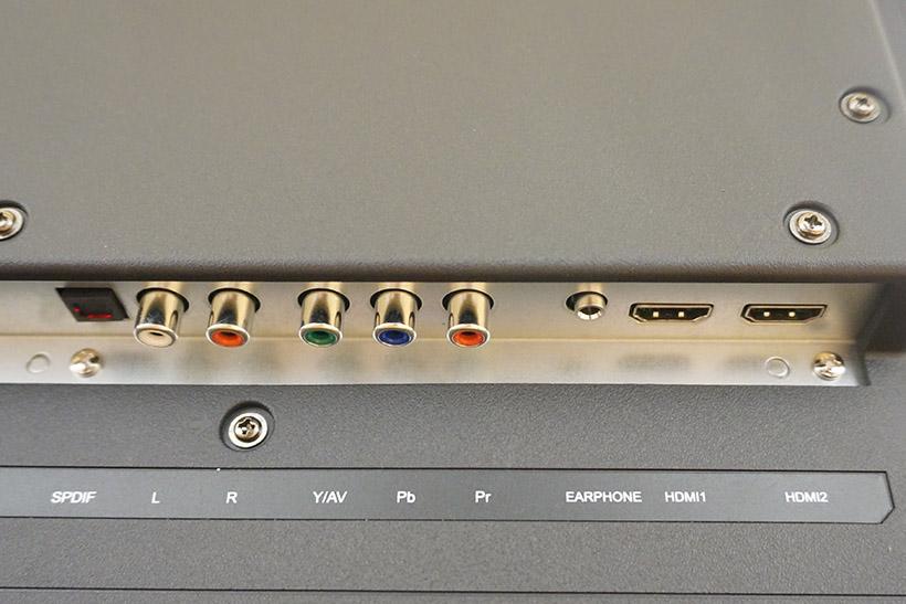 ↑入力端子はHDMI2.0×4、USB2.0×1、コンポーネント/コンポジット×1