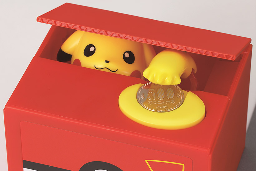 “コインゲットだぜ!” ピカチュウの動作がかわいすぎる貯金箱「ピカチュウバンク」