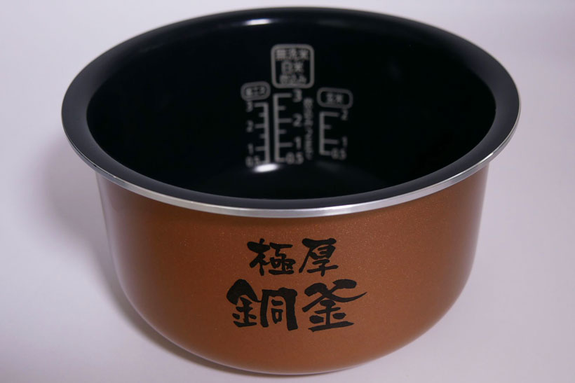 ↑内釜は3層構造(アルミ+ステンレス+銅)の厚釜を採用。IHの高火力を釜全体に広げ、銅の高い熱伝導で炊きむらを少なく、極厚釜の蓄熱効果でふっくら炊き上げます。