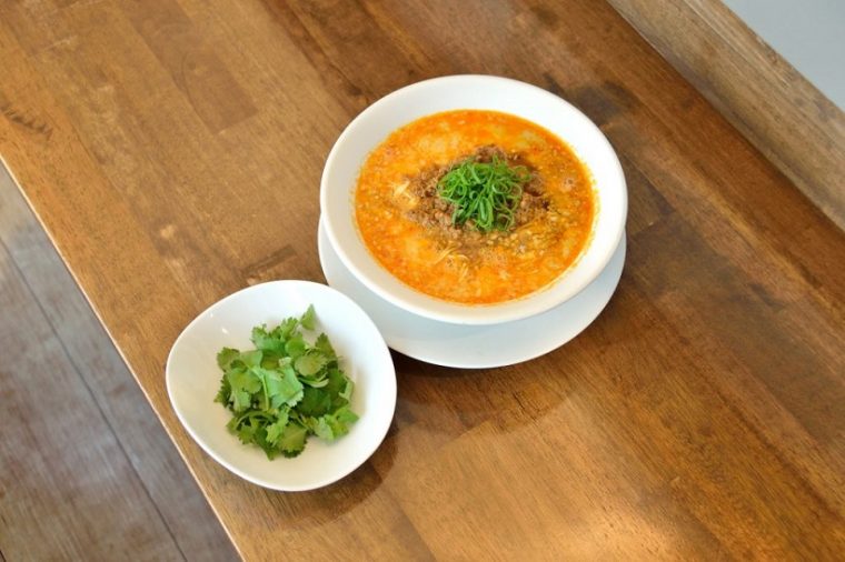↑担担麺(800円)。手前にあるのはパクチー盛(100円)ですが、同店の辛い麺にはこれを追加するのもオススメとか