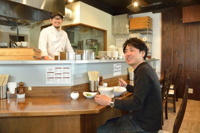 ↑終始リラックスモードのふたり。いまでは共通の友人の誕生会をこの場所で開催するほどの親密な関係です