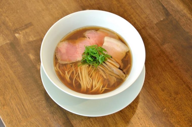 ↑醤油拉麺(750円)。淡麗系を思わせる優美なルックスですが、いただいてみるとどっしりとした旨みに驚かされます