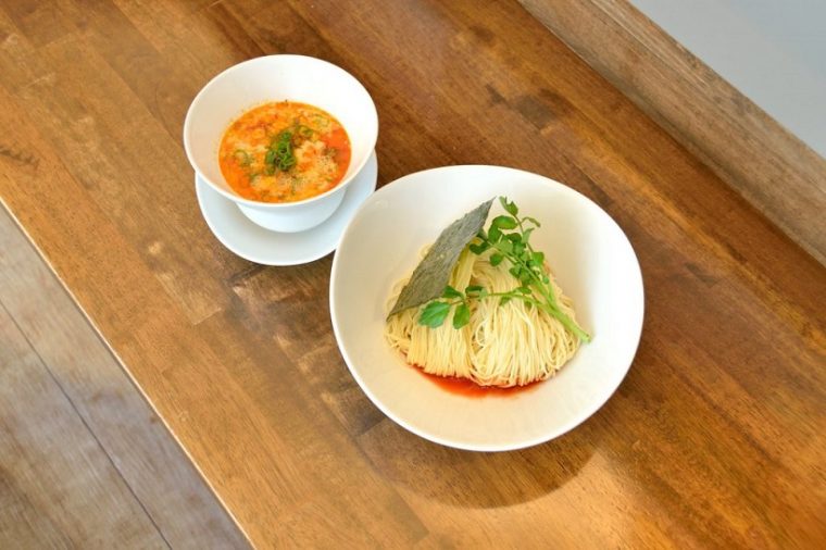 ↑担担つけ麺(880円)。つけ汁は通常の担担麺より甘味と酸味を強め、麺は冷水で締めるのを計算してやや長めに茹でられています。つけ麺ならではの清涼感を楽しめる一杯に
