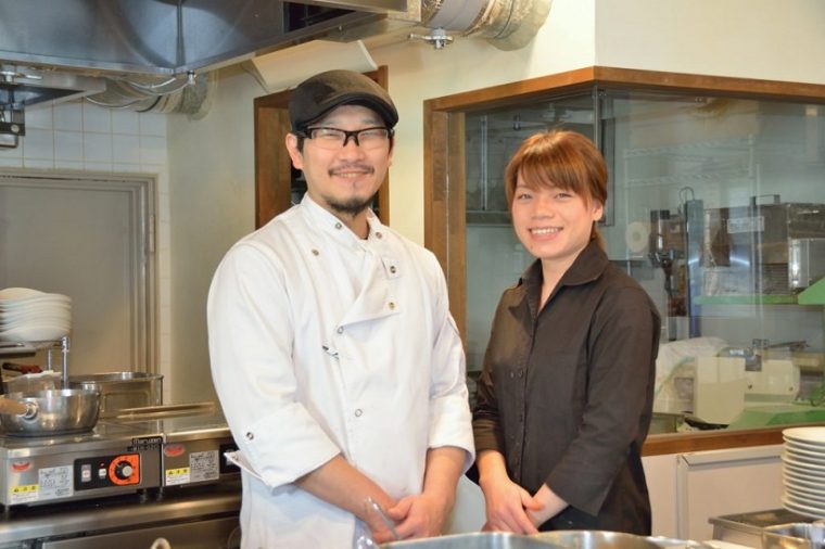 ↑スタッフとして、奥様(写真右)がサポートすることも。温かなチームワークも、同店にあふれる優しい雰囲気を生み出しています
