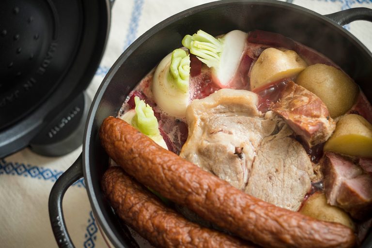 ↑食材を投入して、コトコト煮込むだけ。ビーツから出た赤い煮汁がほかの野菜にもじんわり染み込んで、色合いも華やかです