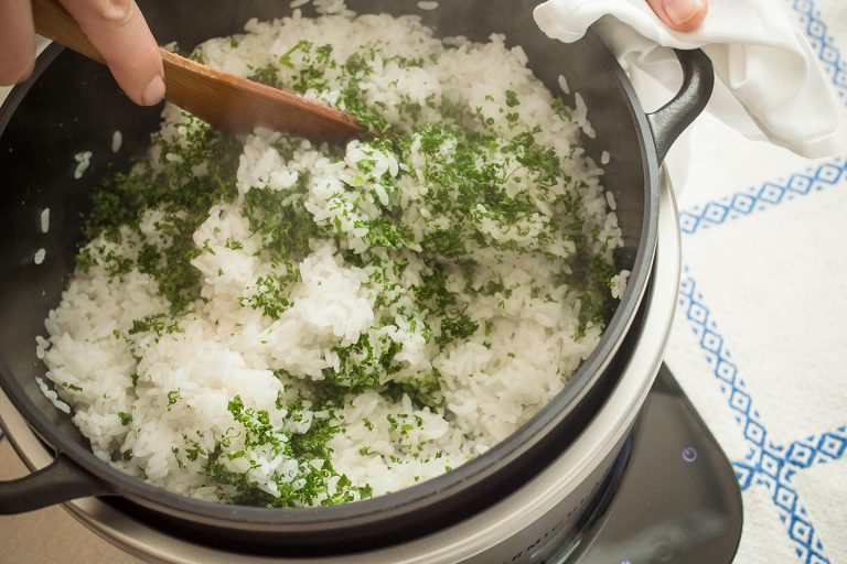 ↑米にバターを加えて炊くとツヤが出せます。ご飯が炊きあがったらみじん切りにしたパセリをどっさり加え、切るように混ぜて「パセリご飯」に仕上げます。爽やかな香りのパセリご飯は肉料理との相性も抜群で、簡単なのに華やかな見た目がパーティ向き!