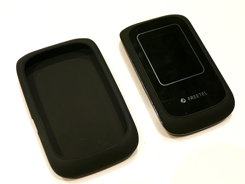 ↑モバイルルーターとしては珍しく、専用カバーも用意する