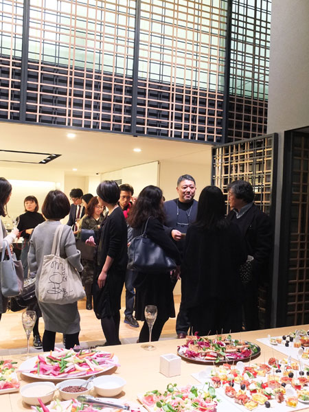 ↑トークショー後は石川氏を囲んでの懇親会が行われた