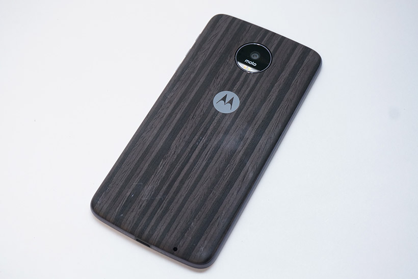 ↑木目調のMoto Style Shellを装着したところ