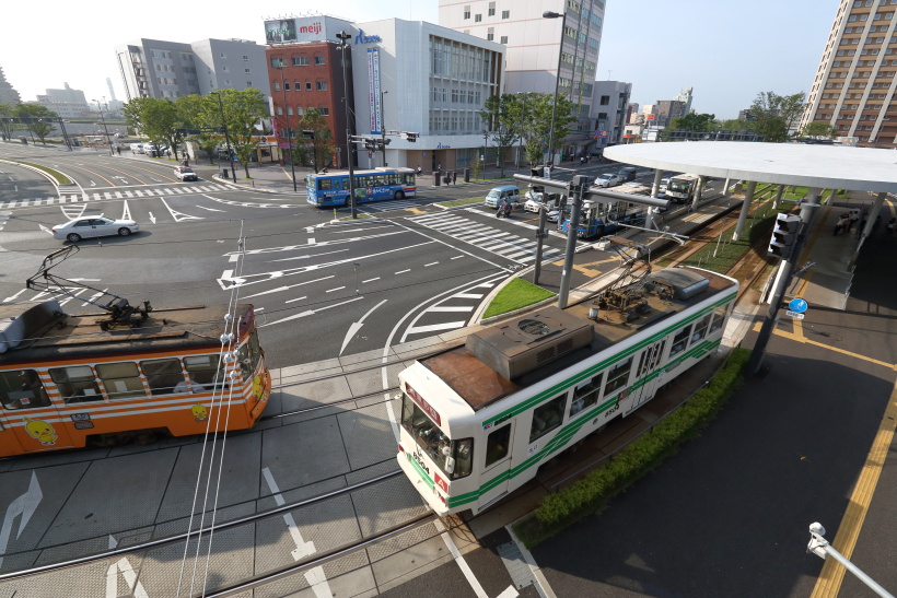 ↑熊本の中心街へはJR熊本駅からは熊本市電の利用が便利だ。市電に乗車すれば約15分の距離