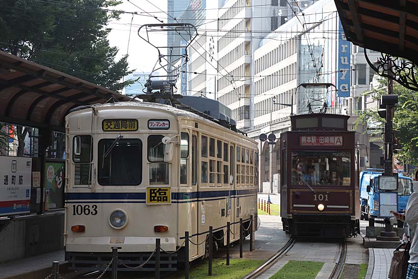 ↑最古参1060形とレトロな外観の8800形(101号車)が通町筋(とおりちょうすじ)ですれ違う