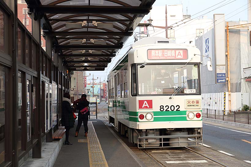↑日本初のVVVFインバータ制御を採用した8200形。8202号車が終点の健軍町電停に到着した