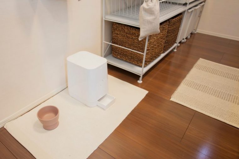 ↑コーディネーターの梁原さんが手がけた自動給餌器「PETLY」。タイマーをセットするとドライフードが自動給餌されるので、日中外出する共働き家庭も安心してお留守番させることができます。乾電池駆動のコードレス仕様にしたのは猫が走り回って倒したり、電源コードが抜けたりしないようにする配慮から。もしも震災で独りぼっちになってしまっても安心できる設計。シンプルに見える水飲みボウル「IZUMI」も獣医師監修により、飲みやすい高さに設計されています
