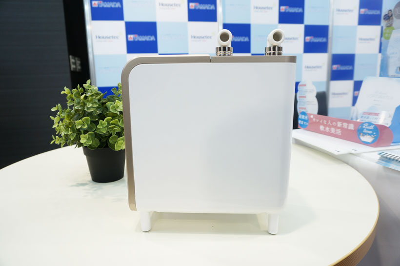 ↑上部に設置されたバルブにホースを接続します。