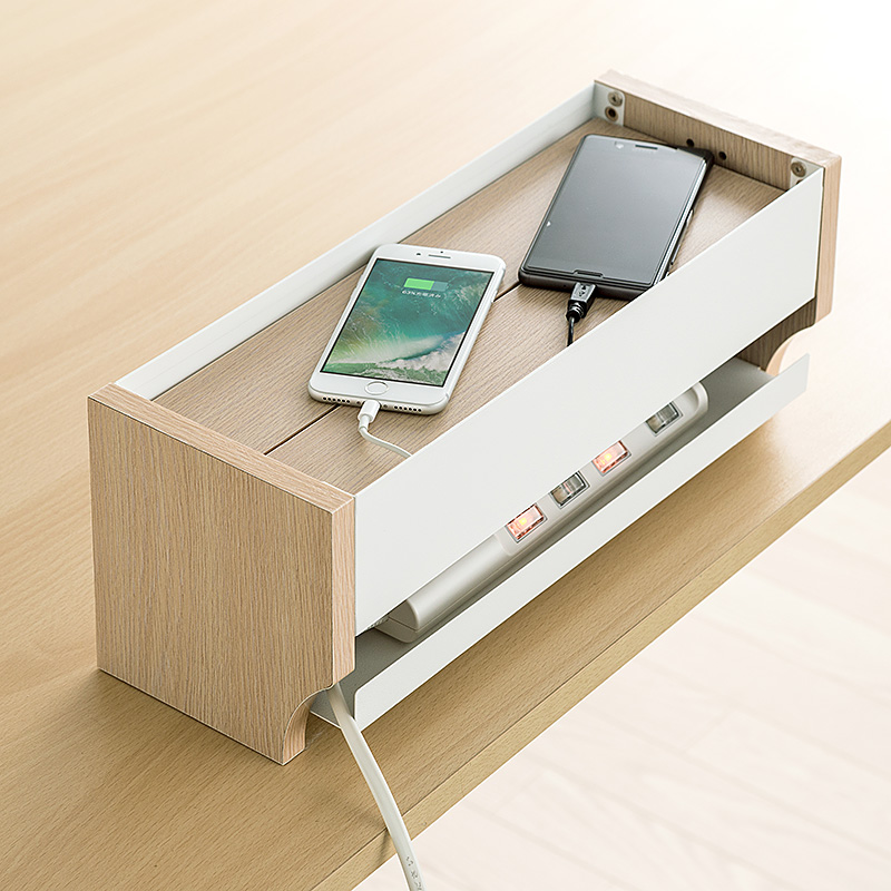 ↑ケーブルボックス(タップ収納ボックス・スマホスタンド機能・充電ステーション・木目柄)。型番:200-CB006DM/LM 価格:3280円 サイズ:W400×H152×D145㎜ カラー:ダークブラウン、ライトブラウン