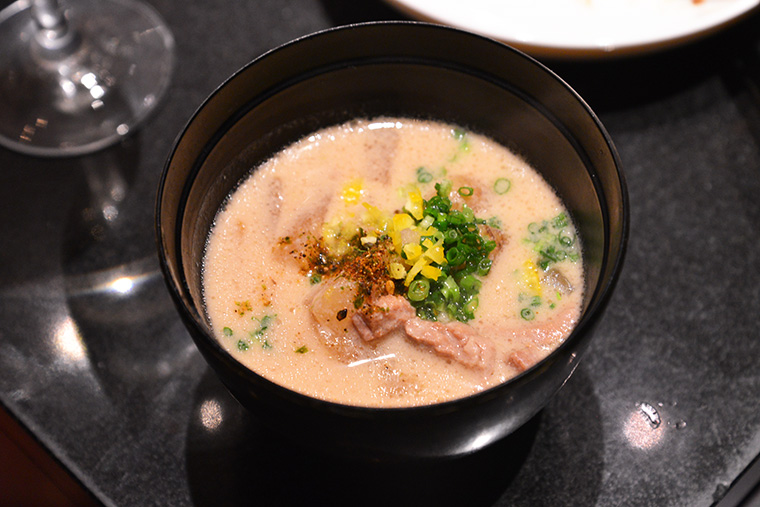 ↑ラムのほっこり酒粕汁。ラムを和食に合わせるという山下さんならではの独創的な一皿で、酒粕の甘味に濃厚なラムのコクが重なります