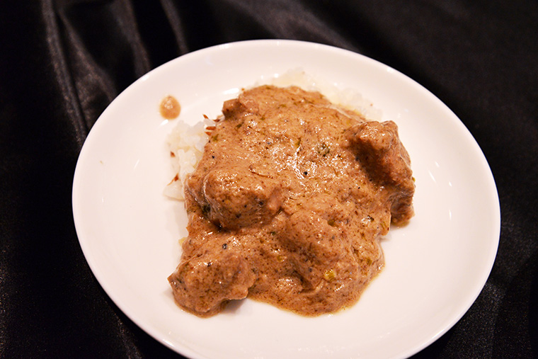 ↑ラムコルマカレー。シャンカール・ノグチさんが特別に作ってくれたスパイス感あふれるカレー。クリーミーな味わいのなかにラムのパワフルな旨みが溶け、魅惑的なおいしさ!